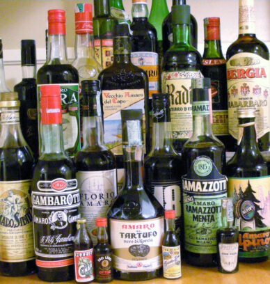 Bouteilles de liqueurs maison aux fruits