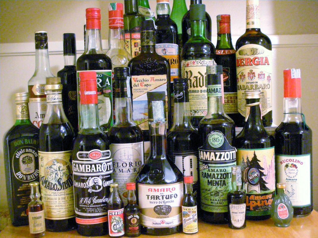 Bouteilles de liqueurs maison aux fruits